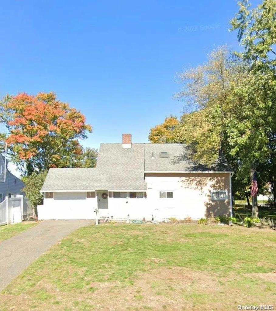41 Booth Lane Levittown NY 11756