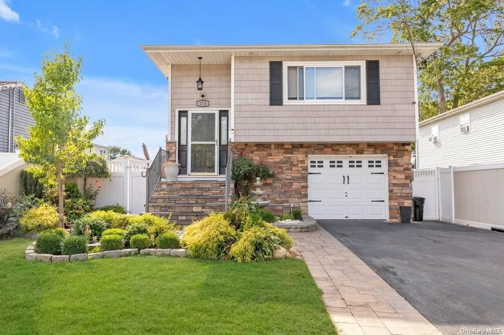 214 Colonial Road West Babylon NY 11704
