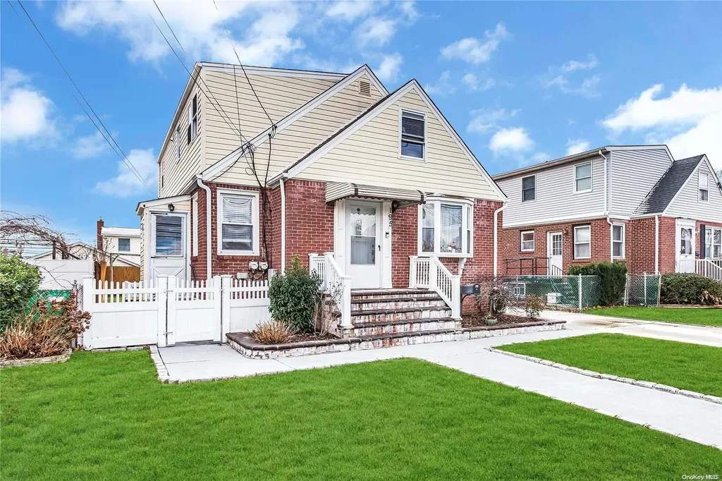 195 Raff Avenue Mineola NY 11501