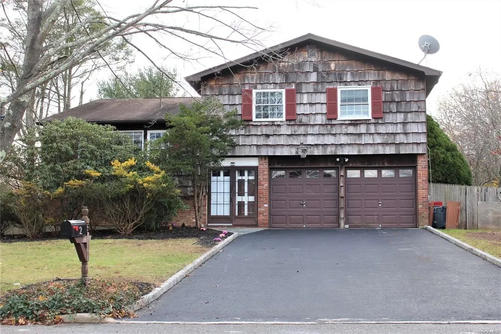 2 Humming Lane Coram NY 11727