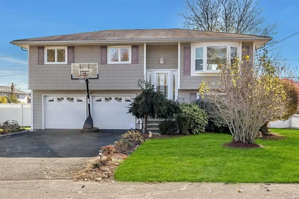 59 3rd Street Lindenhurst NY 11757