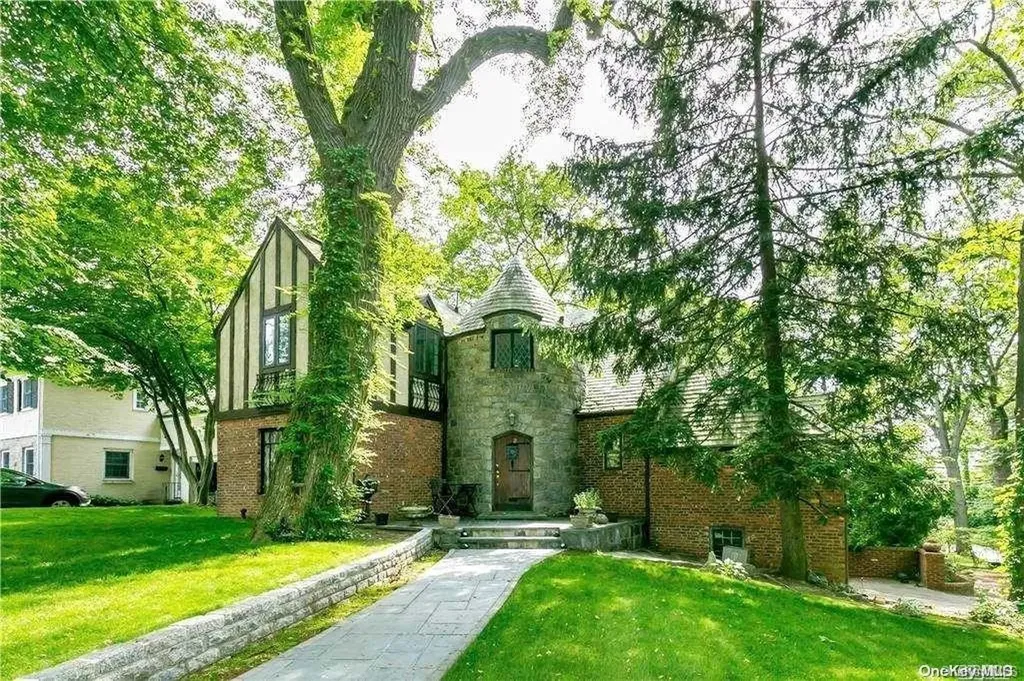 2 Wyngate Place Great Neck NY 11021