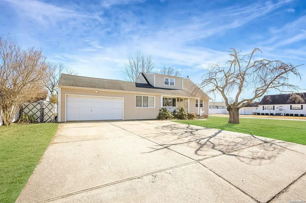 701 Jackson Avenue Lindenhurst NY 11757
