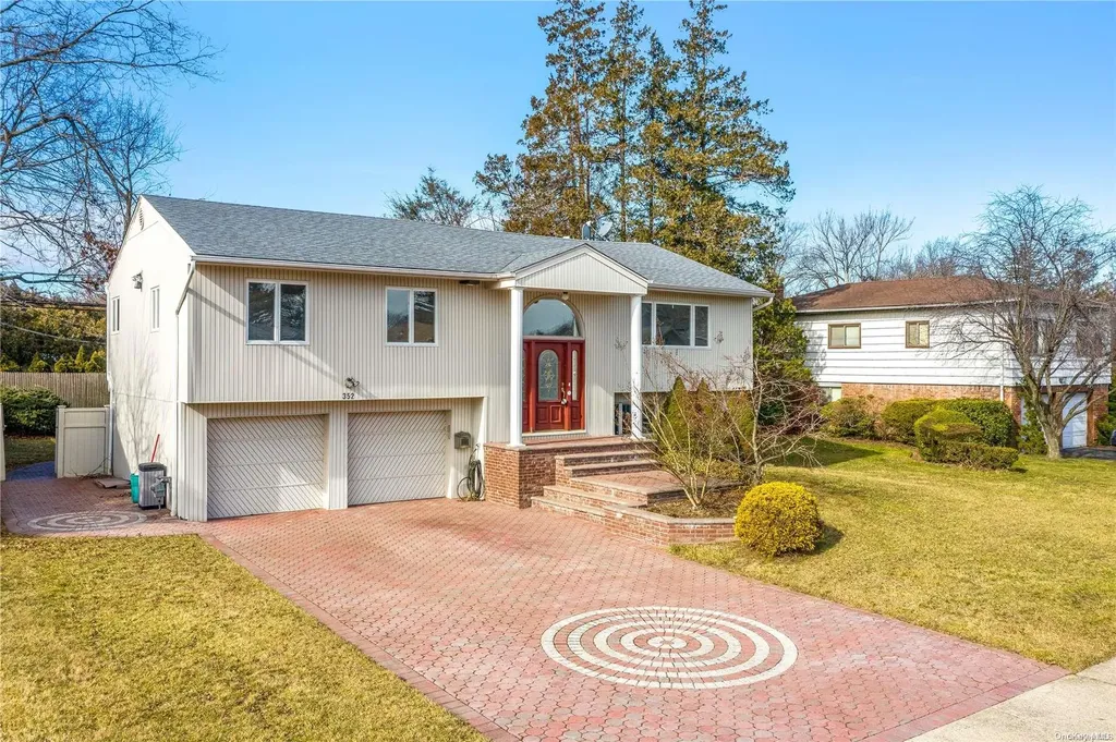 352 Elm Drive Roslyn NY 11576
