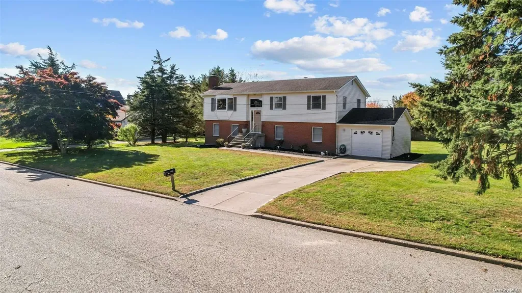 38 Dolphin Way Riverhead NY 11901