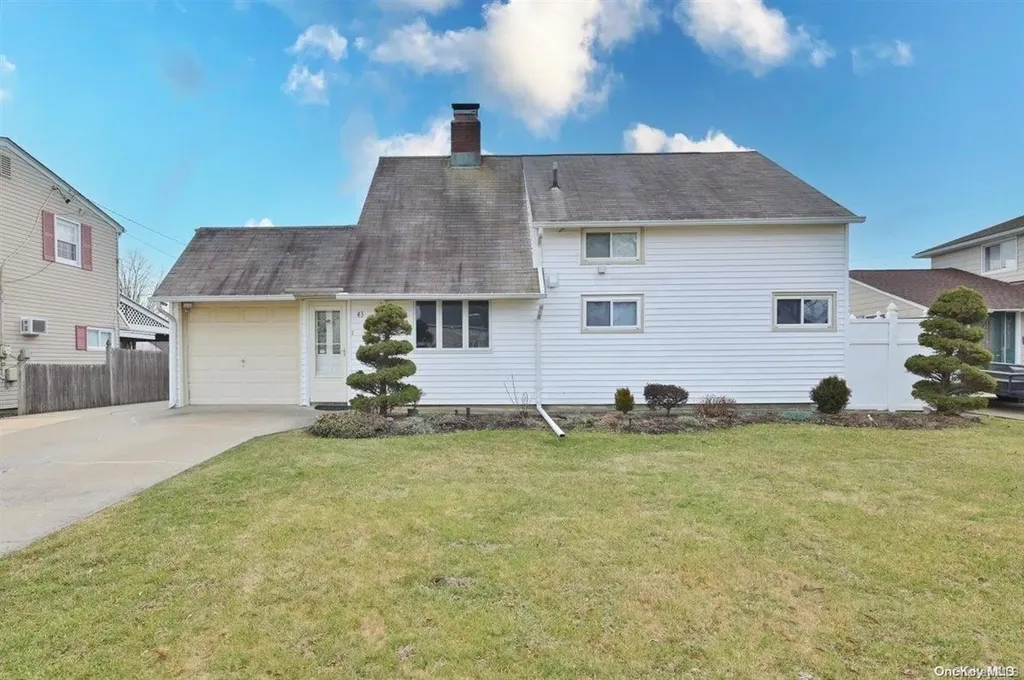 43 Lantern Road Hicksville NY 11801