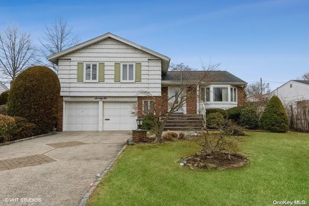 76 Shelbourne Lane New Hyde Park NY 11040
