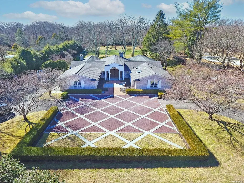 16 Applegreen Drive Old Westbury NY 11568