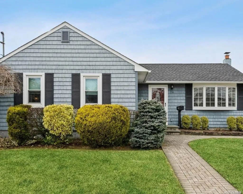 28 Nehring Avenue Babylon NY 11702