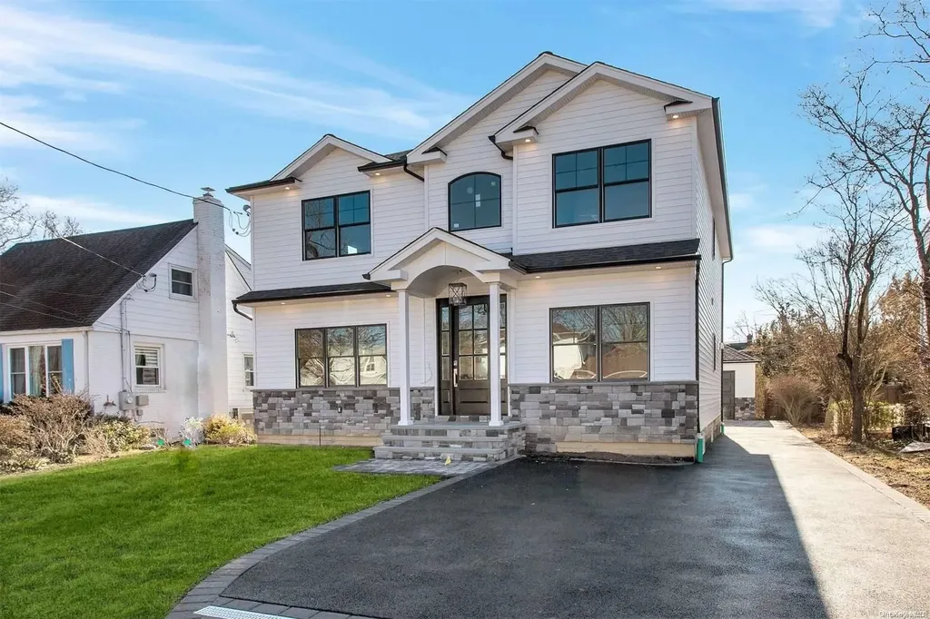 90 Netz Place Albertson NY 11507