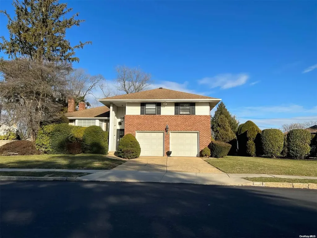 820 Lydia Lane Westbury NY 11590