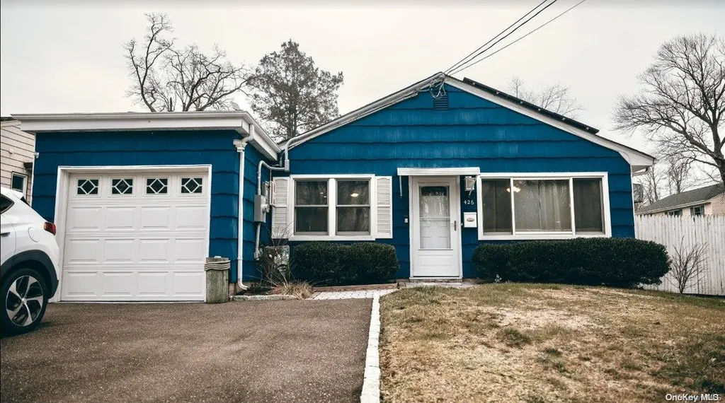 426 S 9th Street Lindenhurst NY 11757