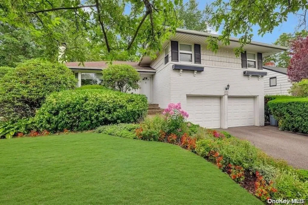 16 Merit Lane Jericho NY 11753