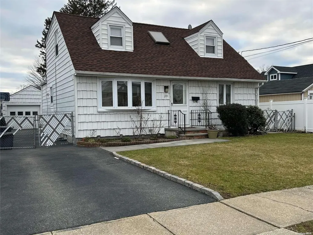 106 Parkview Street Plainview NY 11803