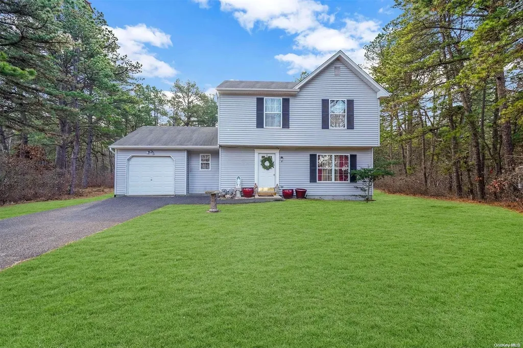 8 Pebble Way Riverhead NY 11901