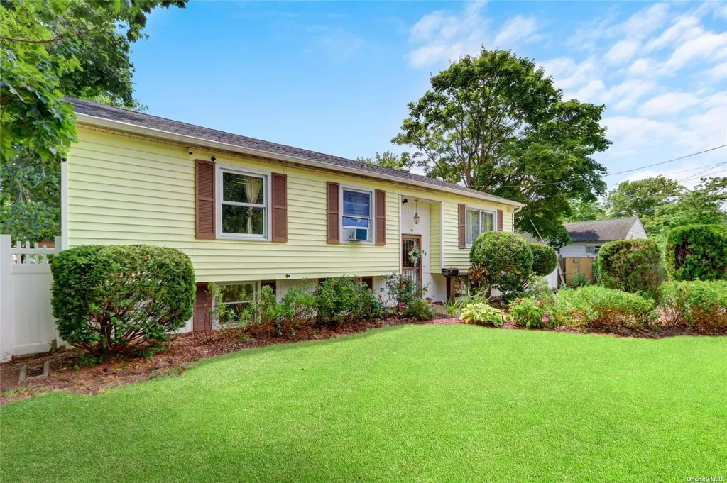 44 E Maple Street Central Islip NY 11722