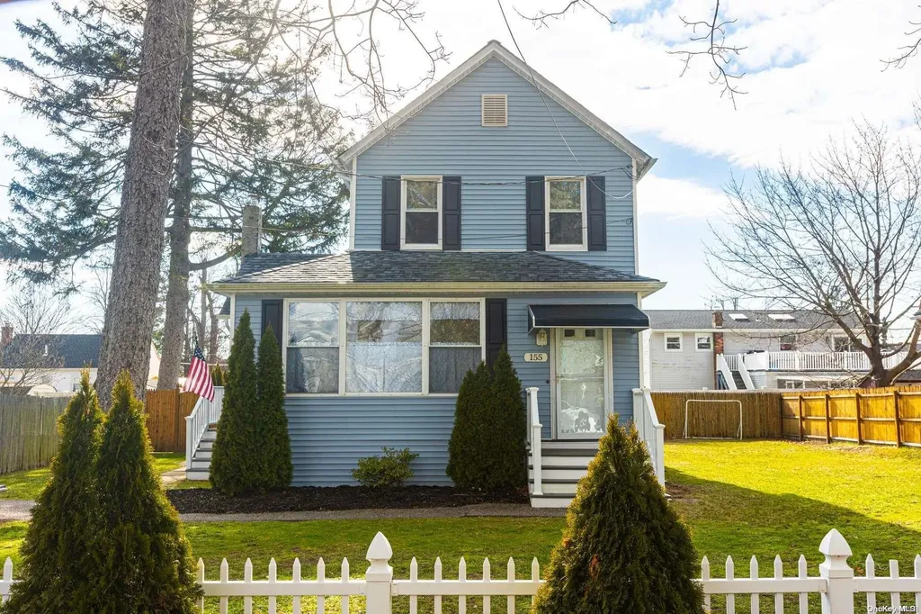 155 37th Street Lindenhurst NY 11757