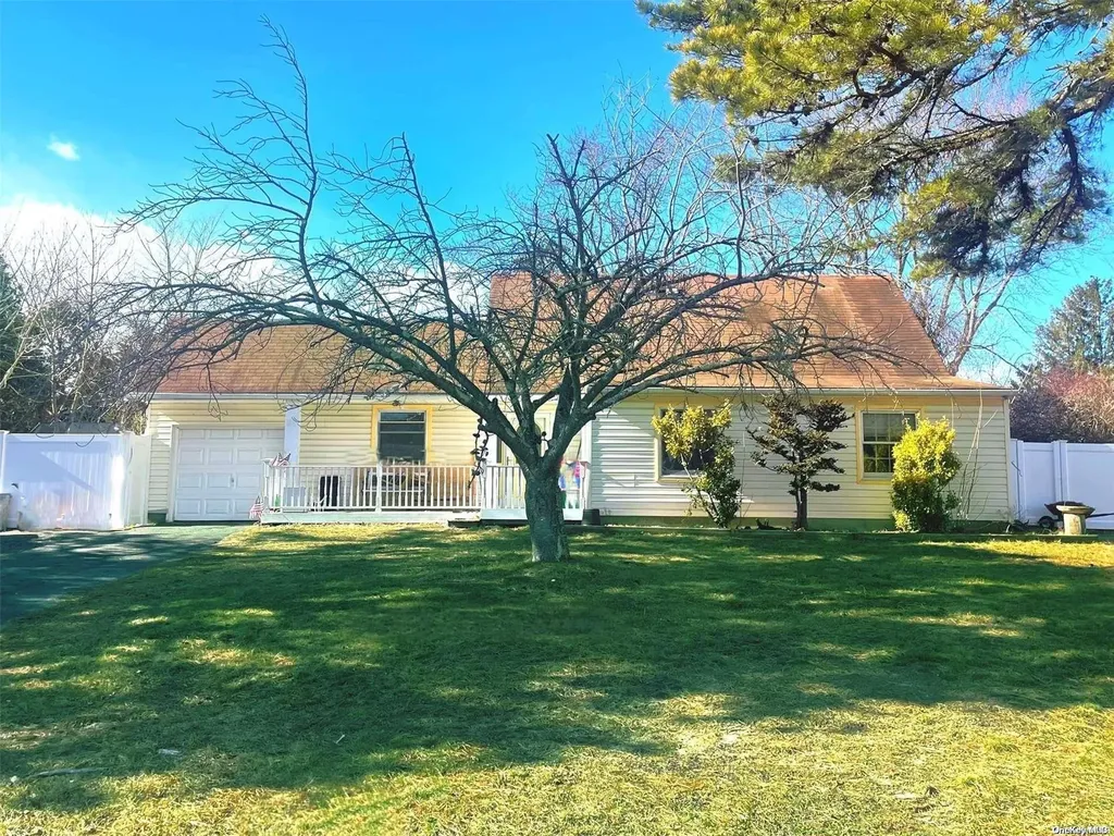 64 White Pine Way Medford NY 11763