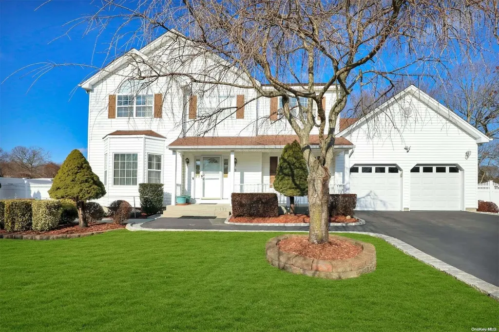 19 Embassy Road Selden NY 11784