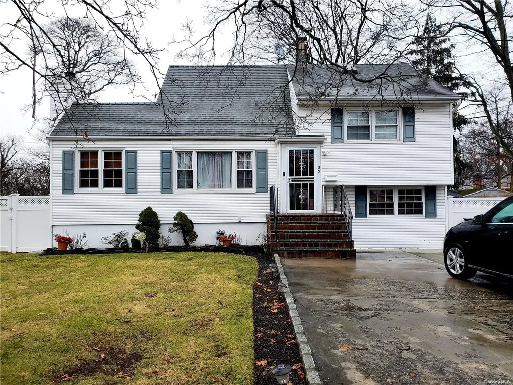 35 Ridgeway Boulevard Bay Shore NY 11706