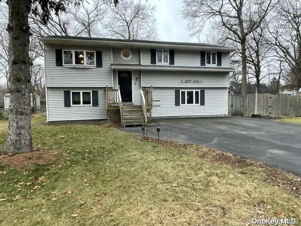 1590 Spur Drive S Islip NY 11751