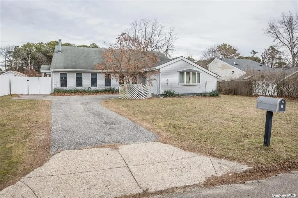 17 Rustic Avenue Medford NY 11763
