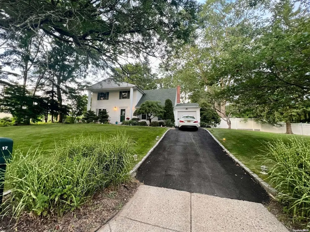 17 Wakefield Avenue Coram NY 11727