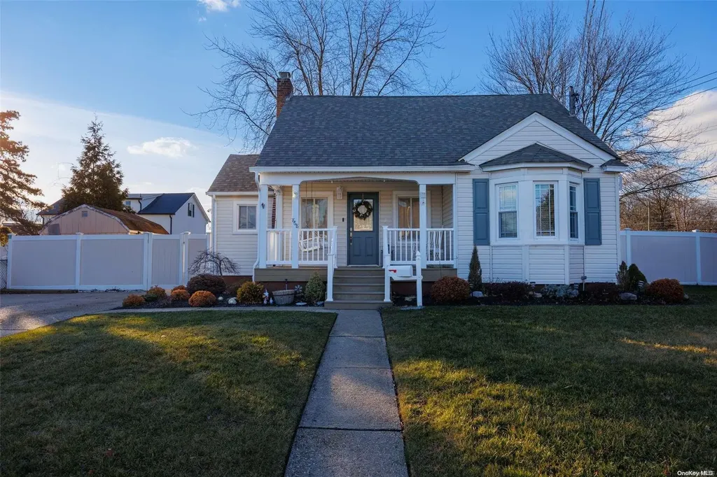 868 Pease Lane West Islip NY 11795