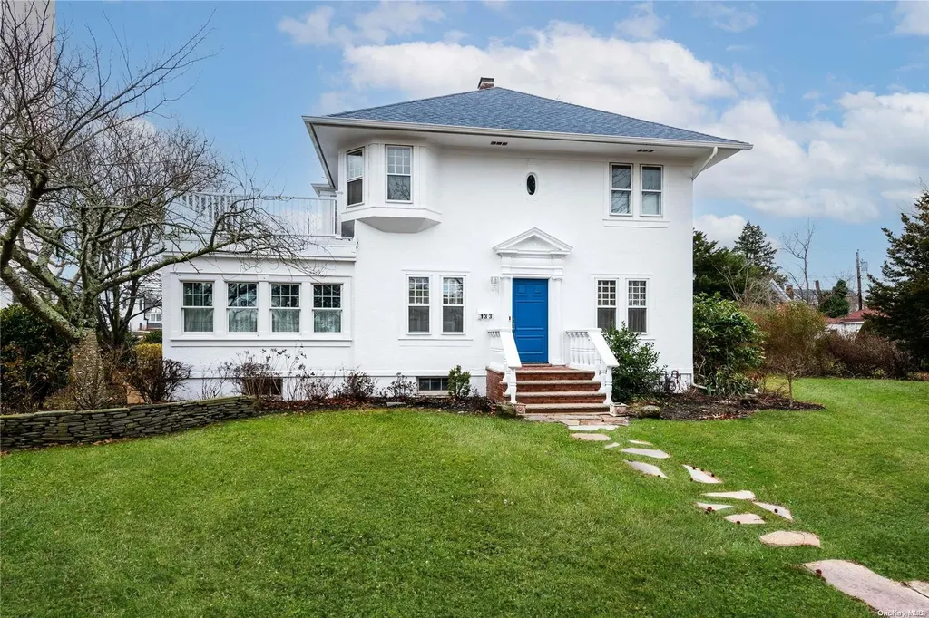 133 S Bay Avenue Brightwaters NY 11718