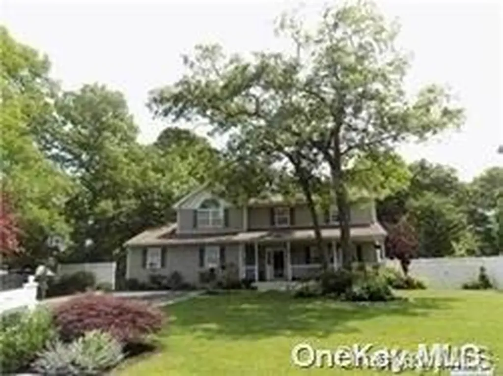 19 Layton Lane Centereach NY 11720