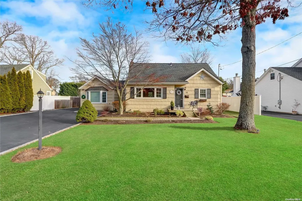 55 Gladstone Avenue West Islip NY 11795
