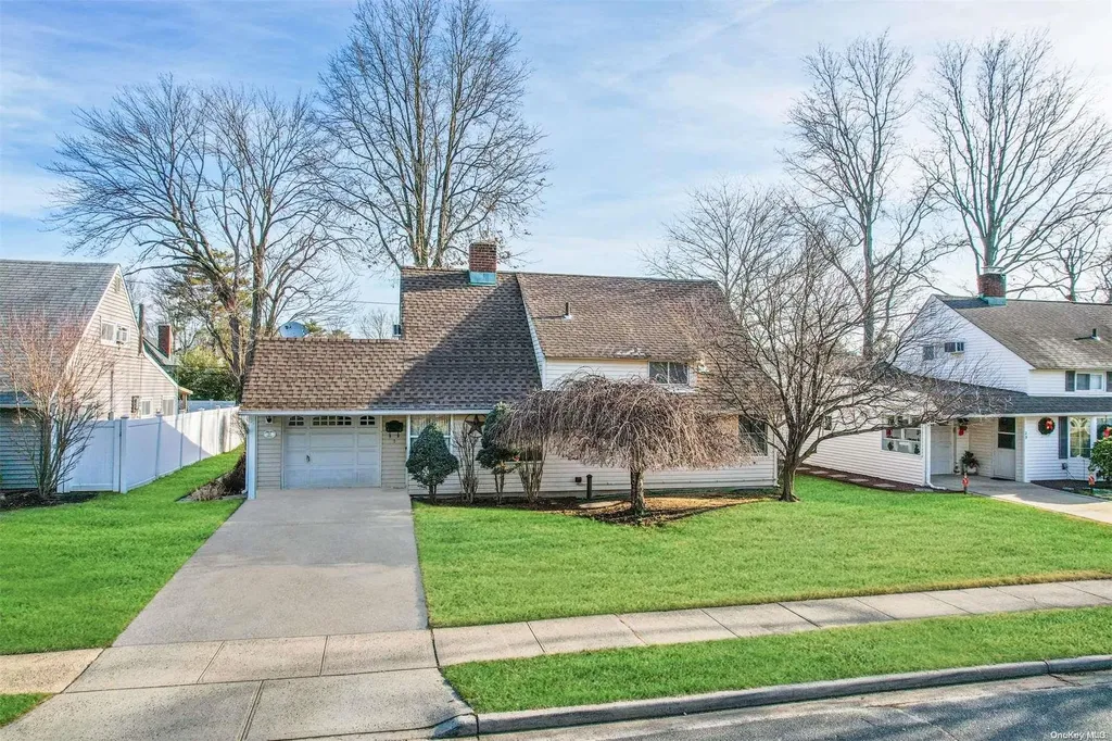 31 Link Lane Hicksville NY 11801