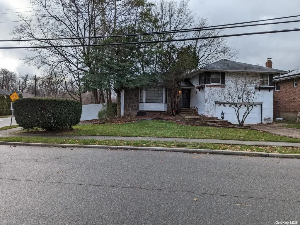 14 Cedar Road Westbury NY 11590