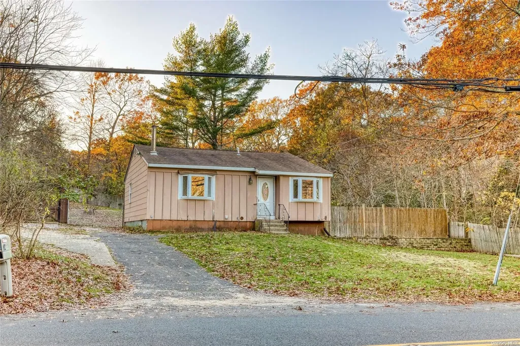 24 Ashton Road Medford NY 11763