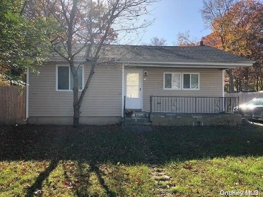 74 Norfleet Lane Coram NY 11727