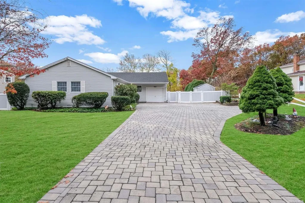 40 Calvert Avenue Ronkonkoma NY 11779
