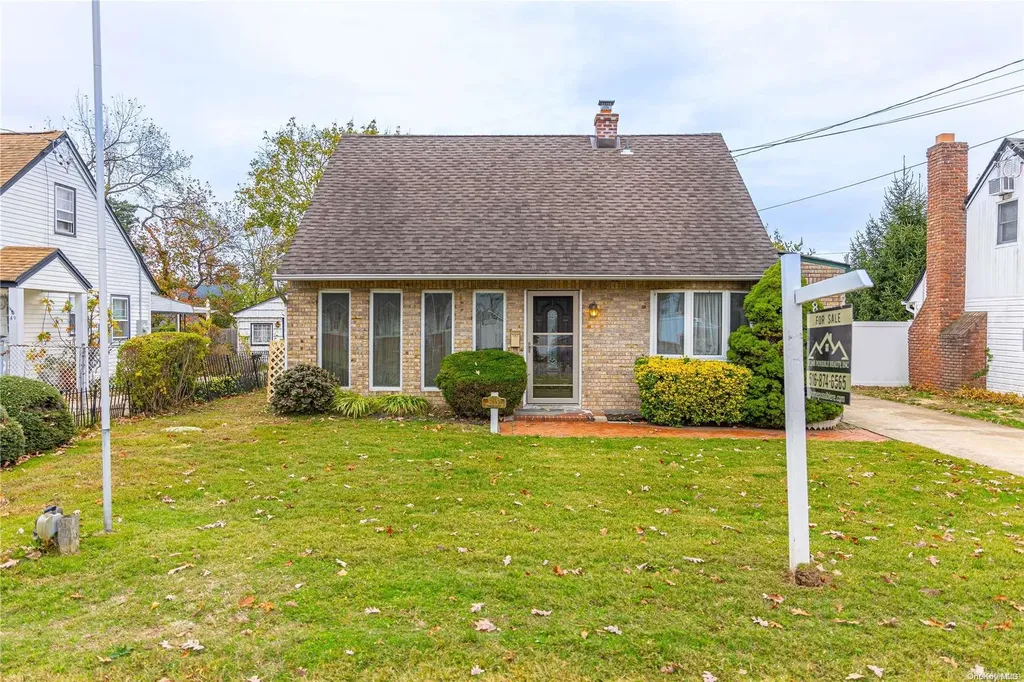 45 Carlls Path North Babylon NY 11703