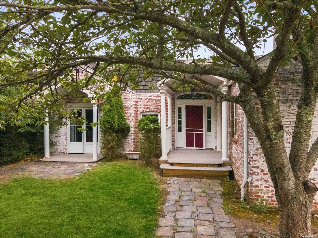 135 Blue Point Road Oakdale NY 11769