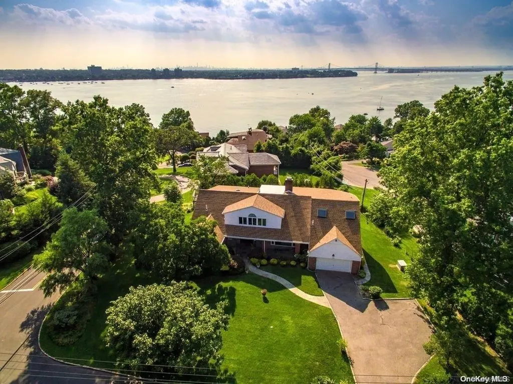 38 Hawthorne Lane Great Neck NY 11023