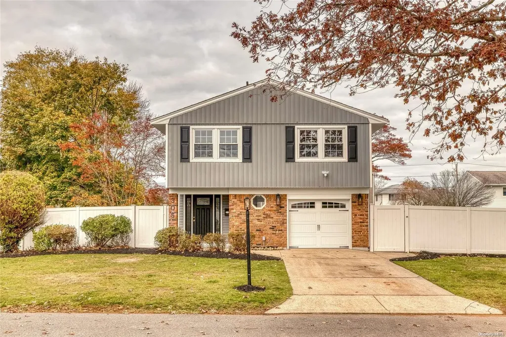 305 Montgomery Avenue West Babylon NY 11704