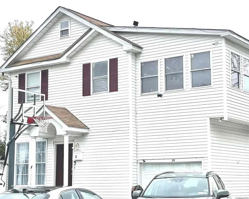 39 E Neck Court West Babylon NY 11704