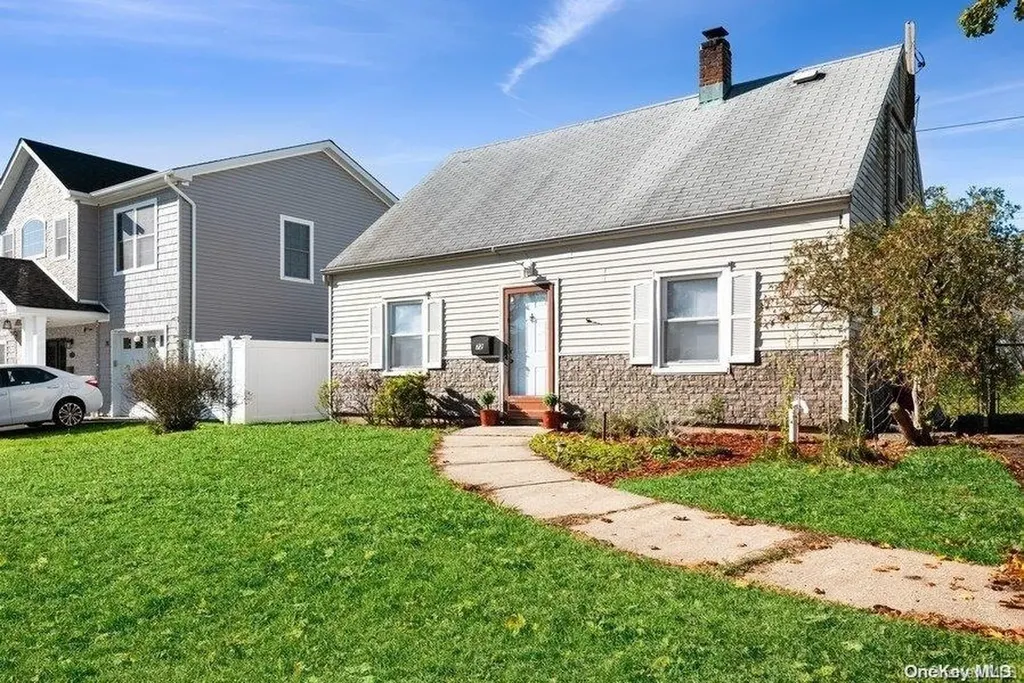 72 Barnyard Lane Levittown NY 11756
