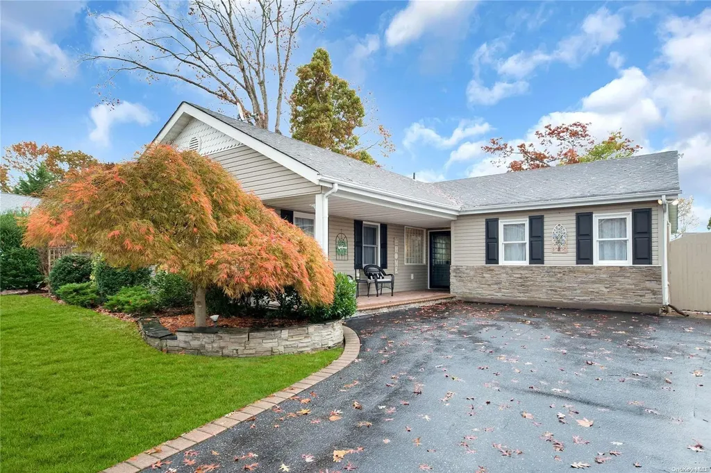 10 Maison Drive Holbrook NY 11741