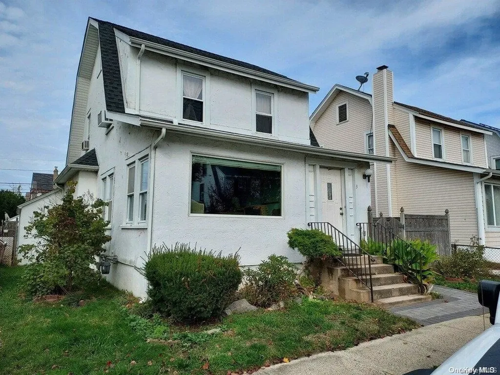 3 Laurel Road Lindenhurst NY 11757