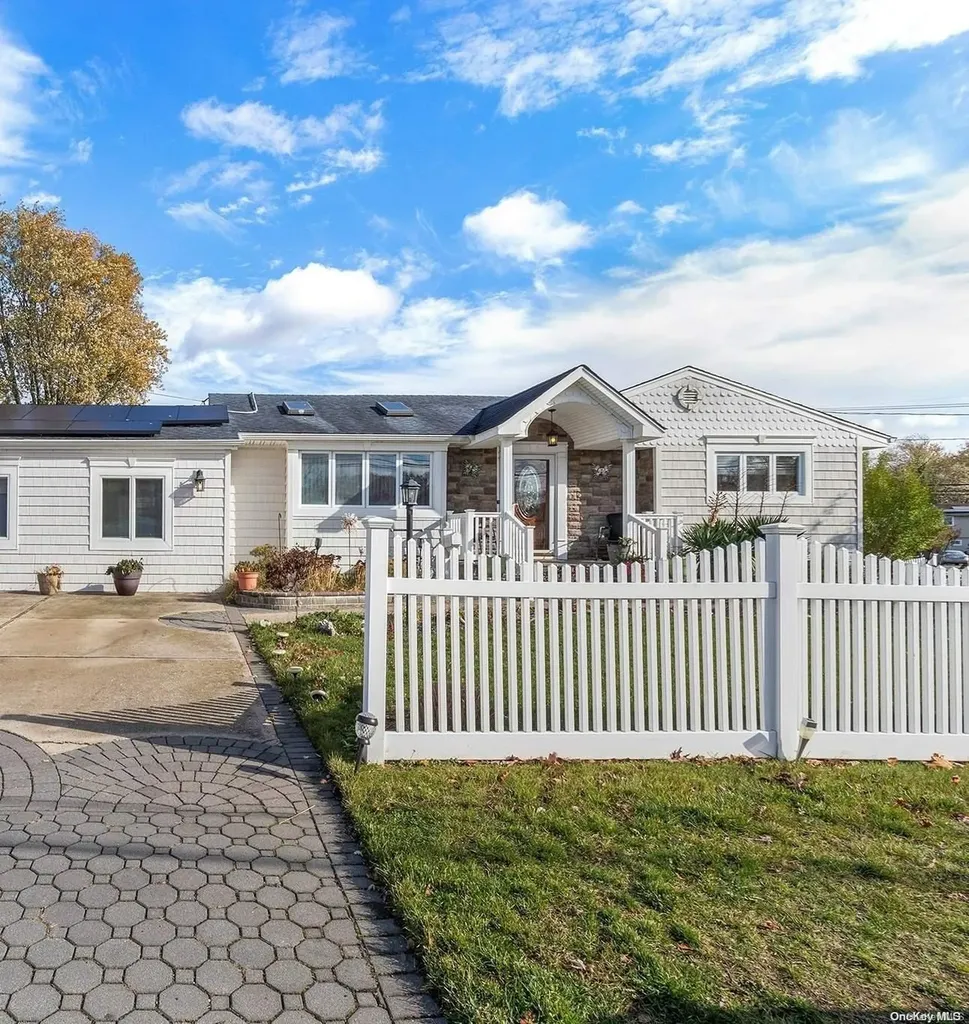3 Virgil Drive Brentwood NY 11717