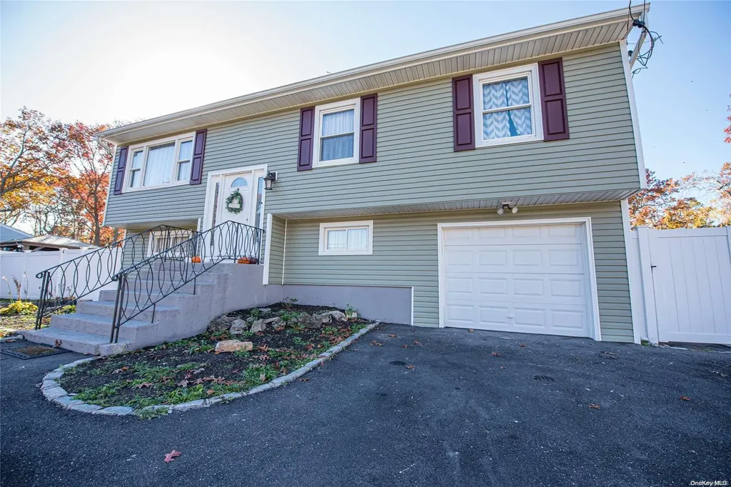 106 Webster Avenue Ronkonkoma NY 11779