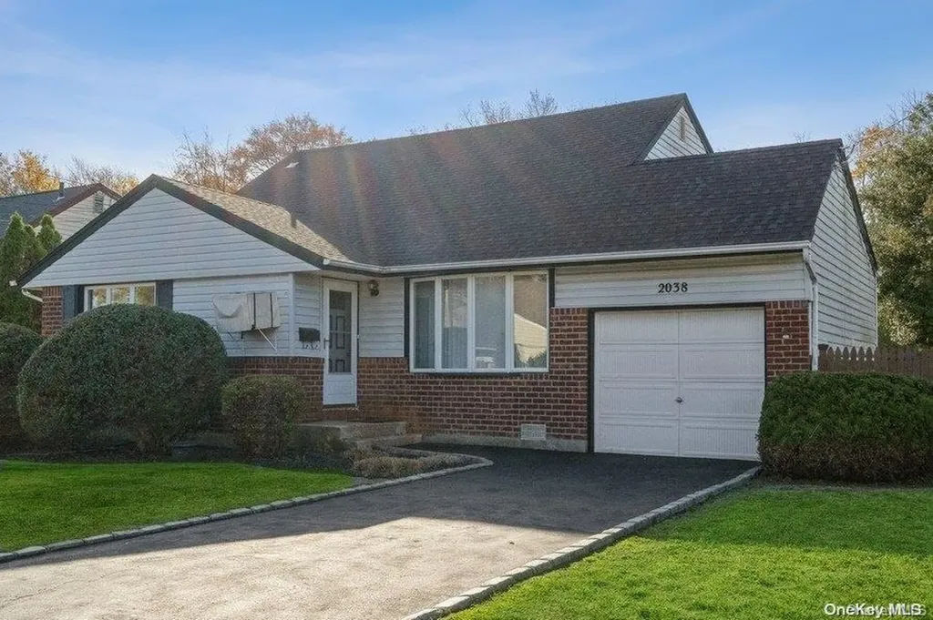 2038 Brook Lane Seaford NY 11783