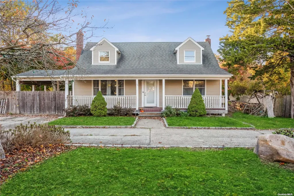 94 Maple Street Medford NY 11763