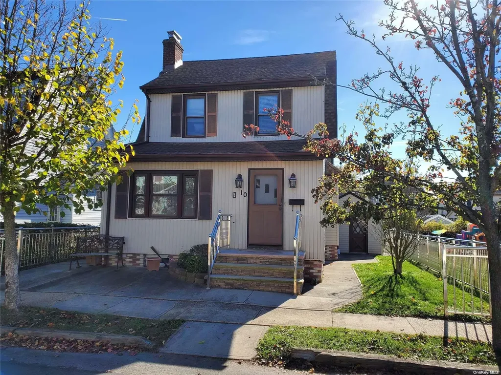 10 Laurel Road Lindenhurst NY 11757