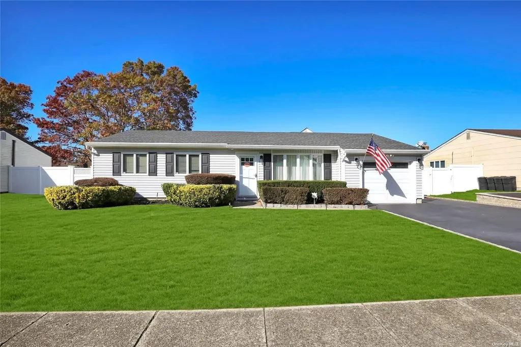 88 Glenmere Way Holbrook NY 11741